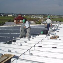 太陽光発電システムの施工（㈲木下板金工業資料提供）甲賀支部サムネイル